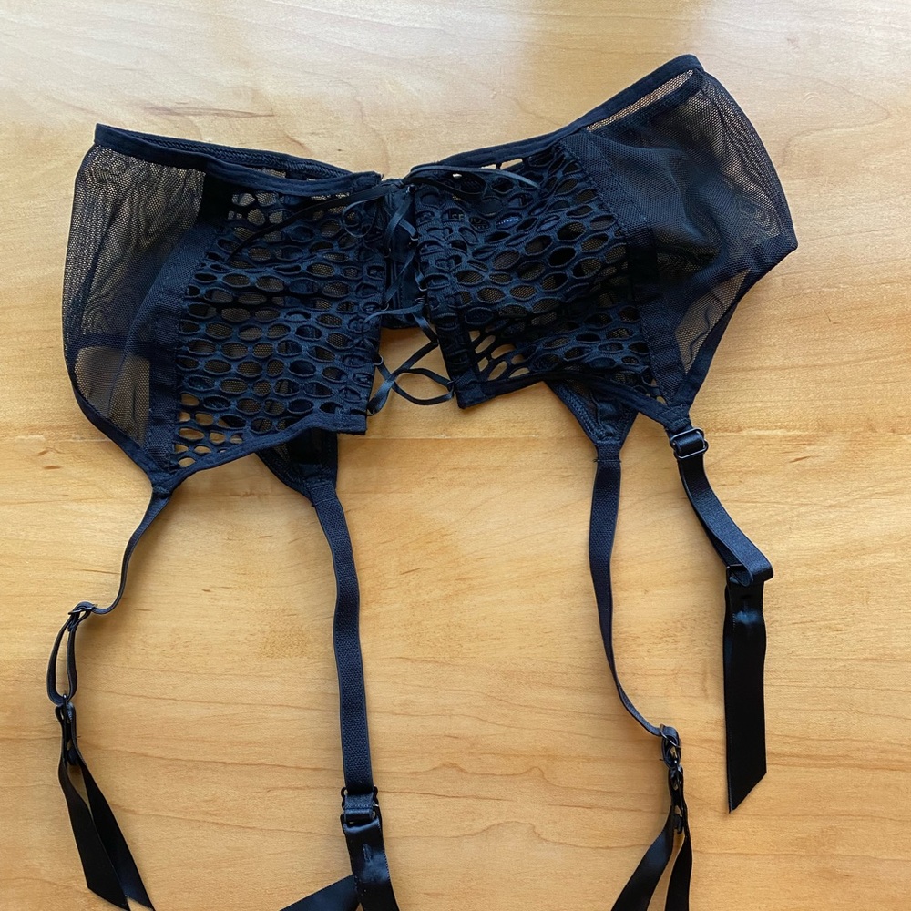 NWOT Frederick’s of Hollywood garter belt